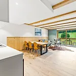 Schwarzenbach - & Rooftop Pool Apartman