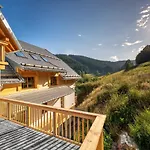 Schwarzenbach - & Rooftop Pool Apartman