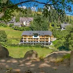 Schwarzenbach - & Rooftop Pool Appartement *